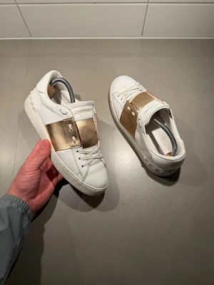 Valentino Skor  - ‼️VI TAR EJ BYTEN‼️ Valentino open sneaker | Skick: 8,5/10 | Storlek 36 fits 37 | Skopåse & kort ingår | Fraktar inom 24H efter köp på köparens bekostnad 📦💨 | Hör av dig vid minsta fråga eller fundering 💭 