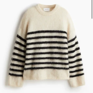 SÖKER! - SÖKER denna tröjan från hm i strl xs❣️ Kontakta gärna om ni säljer, kan även tänka mig i svart eller annan (randig) färg