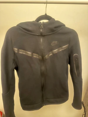 Nike tech - Säljer Svart nike tech i bra skick, storlek S