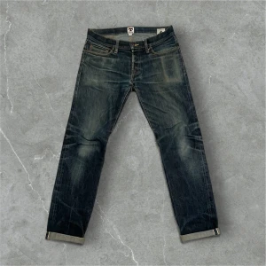 Selvedge jeans från tellason - Ett par extremt snygga selvedge jeans från tellason med riktigt fetta slitningar! Jeansen är i bra skick och är i storlek 31 men passar mer som 32 skulle jag säga.