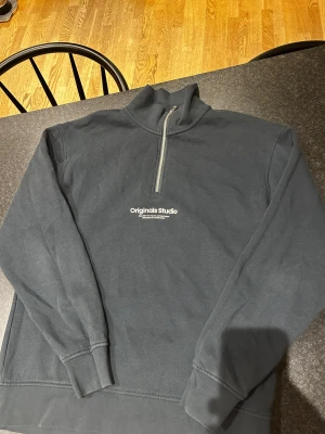 Jack and Jones tröja  - Säljer en tröja från Jack and Jones som är i fint sick då jag inte har använt den så mycket