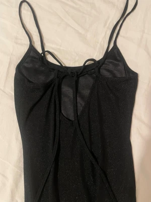 Svart glittrig långklänning med snörning - Lång klänning från Nelly x glamorous i storlek 34. Superfin i ryggen🫦🫦