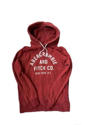 2000s Abercrombie & fitch hoodie (Sällsynt) - Säljer nu denna sjukt snygga vintage 2000s hoodie från Abercrombie & fitch i otroligt fint skick! Säljs ej längre och är mycket eftertraktad 🙌 Storlek M😊 Skriv vid funderingar 📲🤝