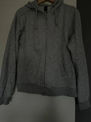 Hoodie med dragkedja - Enkel hoodie med dragkedja 