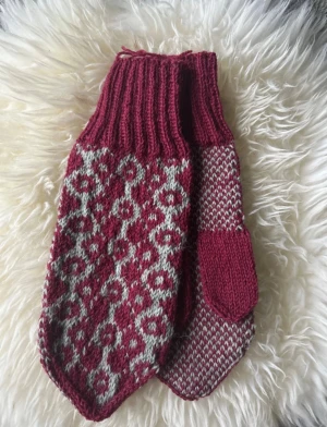 Hemmastickade vantar  - Hemmastickade vantar i Ull. Passar s/m. Helt nya. Stickade av mig.