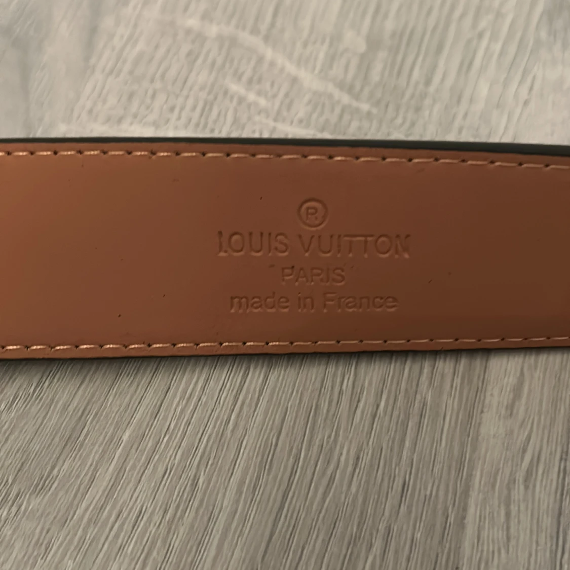 Ett svart bälte med svart logga från Lindex - 4