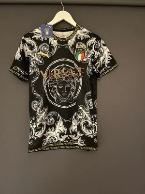 Fotbollströja med mönster - Säljer en mycket fin fotbollströja I storlek S. Den är i helt nytt skick med tags på.