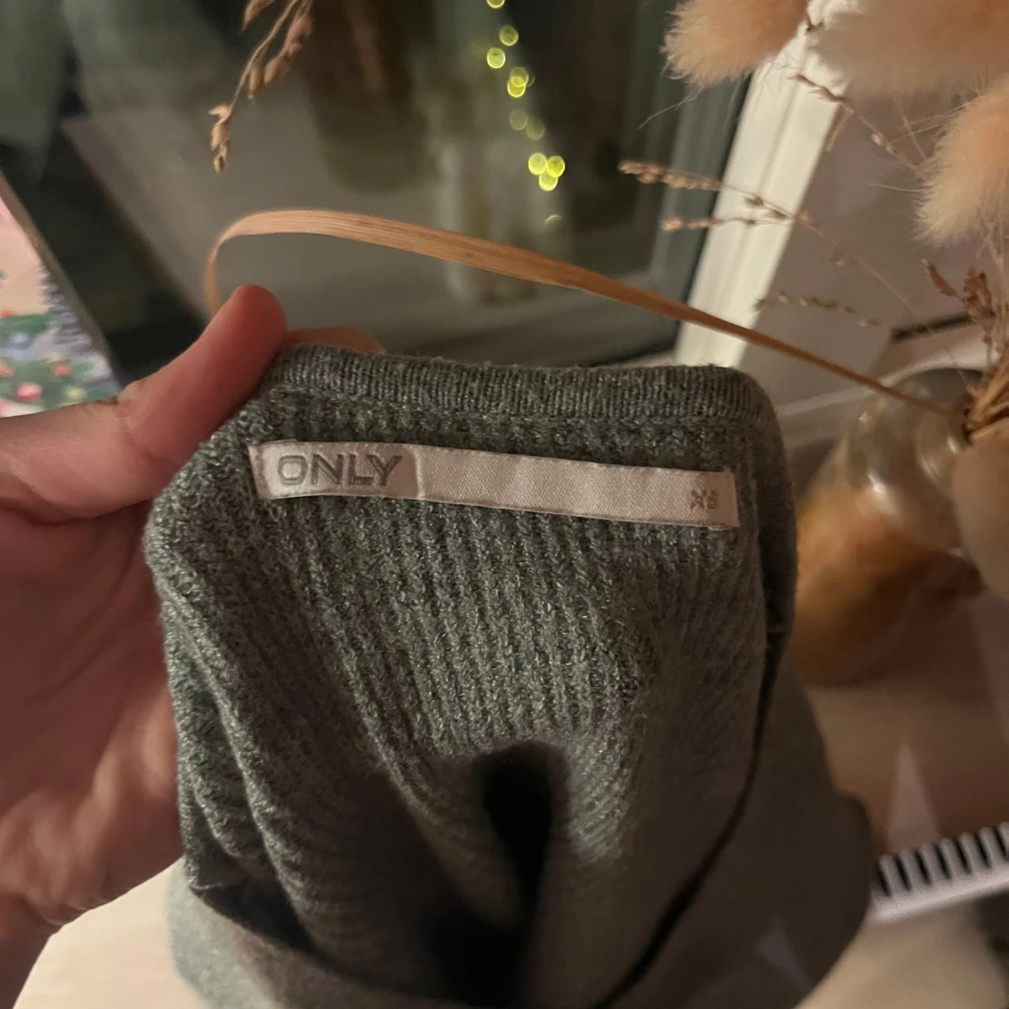 Grå ribbad stickad tröja från ONLY - 3