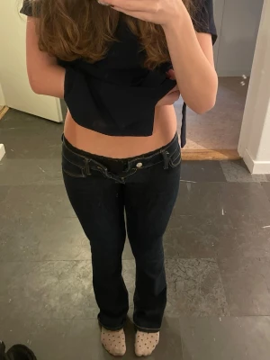 BOOTY BEI LOW WAIST SKINNY BOOTCUT JEANS - Säljer mina Cheap mondays Booty bei low waist skinny bootcut jeans i färgen Blue rinse för att dem blivit för små för mig. Storlek 26/32. Det har små slitningar längst ner (kan skicka bild) men inte man märker💗