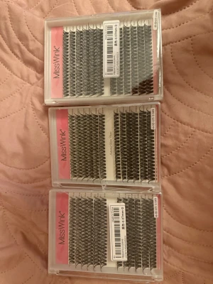 MissWink individuella lösögonfransar - Två lådor med individuella lösögonfransar från MissWink. Fransarna är svarta, böjda och har tjocklek 0.07 mm.       Två lådor kvar!     1 för 20kr, 2 för 30kr