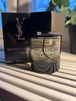 YSL La Nuit De L'Homme EdT - Stilren och populär herrparfym från YSL. Eau de toilette, 100 ml. Knappt använd endast testad. Perfekt för dig som vill ha en modern och sexig doft i din samling. Nypris ligger runt 1000-1400kr. Kan sänka priset vid smidig affär 