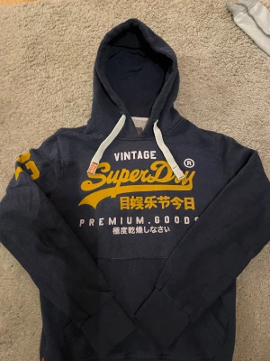 Superdry tjocktröja  - Väldigt fint skick med nummer 23 på sidan 
