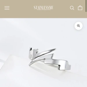 Silverfärgad Lightning Ring från Stainlessme - VID INTRESSE KONTAKTA MIG SÅ KAN JAG VISA HUR DEN SER UT PÅ FINGRET! Cool ring i silverfärg från Stainlessme med blixtformad design. Ringen har en modern och edgy look som sticker ut och passar perfekt för dig som vill ha något unikt. Tillverkad i blankt material som ger en snygg finish. Knappt använd, skick som ny
