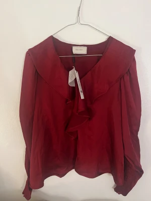 Neo noir blus - ORIGINAL PRIS 749 kr!!! Pris kan diskuteras.                                       En jätte fin röd blus som passar perfekt till julafton. Helt ny, oanvänd samt med lappen på!