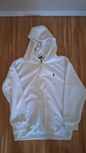 Polo zipper - [Sick: helt nya]                                           💯Pris kan förhandlas                                                             🤔Mer information och bilder kan skickas privat.