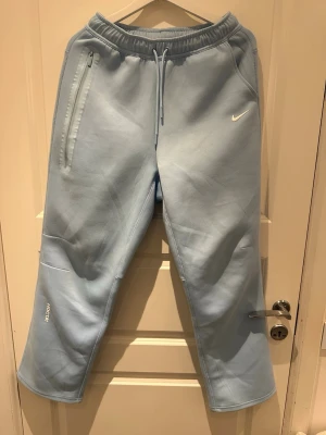 Nike nocta byxa  - En ljusblå Nike nocta mjukisbyxa i storlek M. Sitter väldigt bra och är extremt bekväm