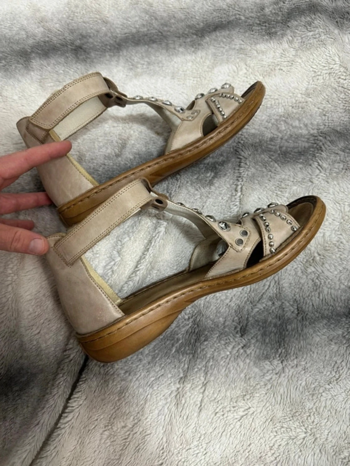 Beige sandaler med silverdetaljer från Rieker - 3