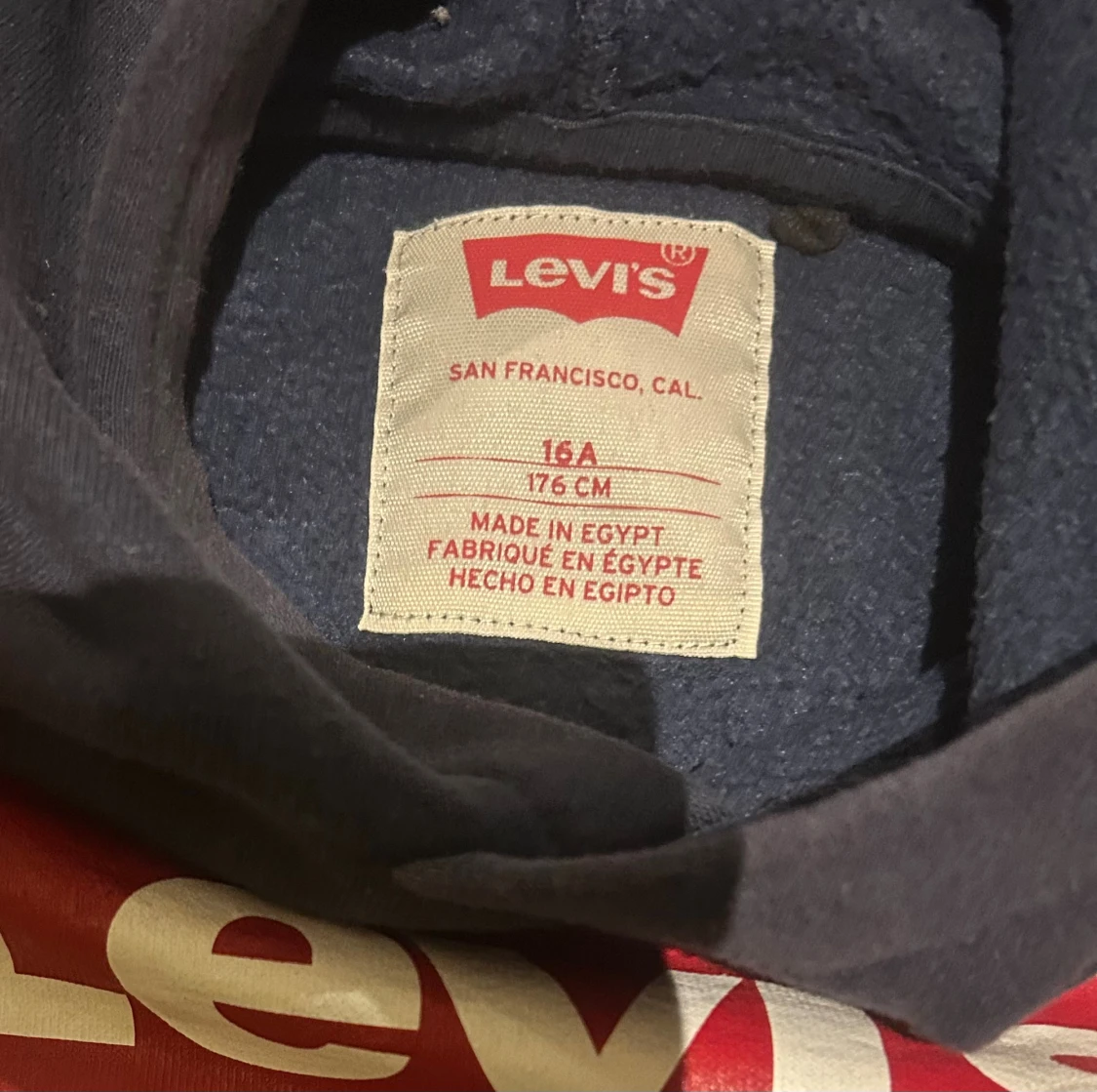 Mörkblå Levi's hoodie med röd logga - 2