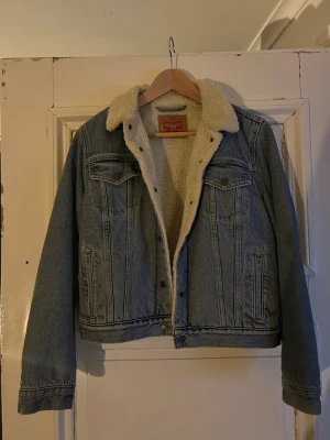 Levi’s jeansjacka - Jeansjacka i mycket fint skick🌟                                    Storlek - L