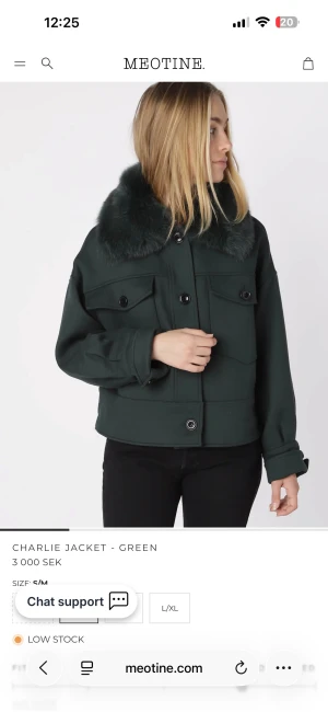 Mörkgrön jacka med päls från Meotine - Säljer min underbara mörkgröna jacka från Meotine med stor fluffig päls i kragen. Jackan har två stora bröstfickor med knappar, knäppning framtill och breda ärmslut med knappdetaljer. Säljer den pågrund av flytt och har för många jackor 💔Betalning via swish!