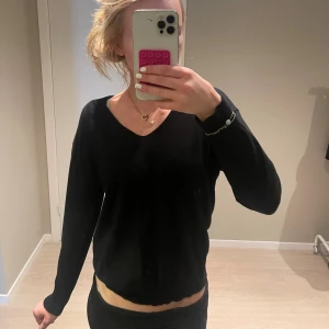 Svart v-ringad tröja från MNG - En svart, mjuk och tunn långärmad tröja från Mango med v-ringning. Enkel och stilren design. Sitter jätte skönt och den är knappt använd. 