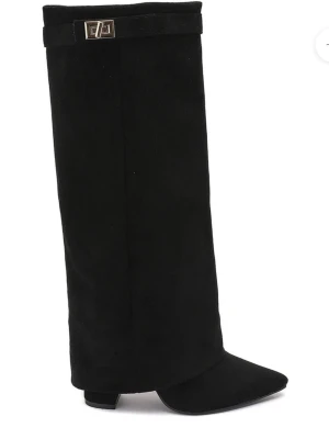 Svarta stövlar med spetsig tå - Säljer ett par svarta stövlar som aldrig använts då jag råka köpa fel storlek. Så dom är i nyskick och super snygga💕