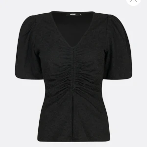 Topp - Topp med lite puffärm och mönstrat tyg🤍 använd en gång