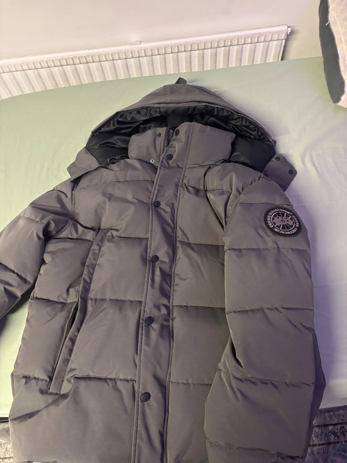 Grå pufferjacka från Canada Goose Black Label - 1