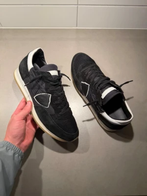 Philippe Model Skor  -   ‼️VI TAR INGA BYTEN‼️ Philippe Model Sneakers | Skick: 8,5/10 | Storlek 42 fits 43 | Tillkommer enbart skorna vid köp! | Frakt sker inom 24 timmar efter köp 📦💨 | Hör av dig vid minsta fråga eller fundering 💭