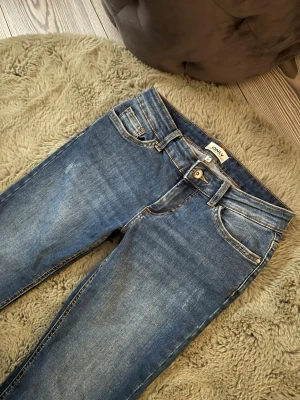 Low waist flare jeans! - Säljer ett par jätte snygga lågmidjade flare jeans från Only i storlek S/30. Midjemått:36cm med stretch, innerbenslängd: 77cm💗