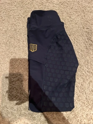 Ridbyxor Maya Delorez - Ridleggings från Maya Delorez i färgen mörkblå i storlek M. Dom har används några gånger men fortfarande i väldigt bra skick och ser nya ut.