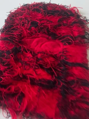 Röd och svart fluffig päls balaclava medium paket - Säljer en riktigt cool och fluffig pälsväst i rött och svart. Västen har långa, busiga pälsstrån som ger en unik och edgy look. Perfekt för dig som vill sticka ut och addera lite drama till din outfit balaclava. 