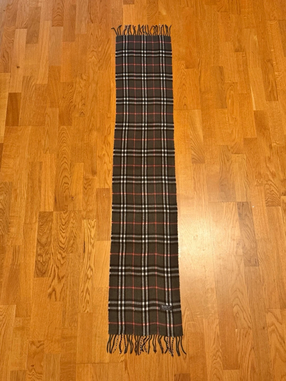 Grå Burberry halsduk - 2