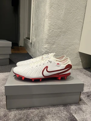 NIKE TIEMPO LEGEND 10 ELITE FG  - Säljer ett par riktigt snygga Nike Tiempo fotbollsskor i storlek 41. Aldrig använda helt nya. Box och påse ingår.