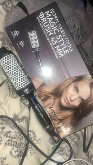 Björn Axel värme borste  - Nypris 699kr. Den kommer ej så mycket till användning. Inget fel på borsten. Man får jätte fina resultat! Kartong ingår.