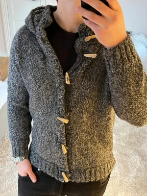 Stickad cardigan  - Cardigan | Mycket bra skick | Size - M| Pris 449 | Hör av dig vid minsta fråga eller fundering📩