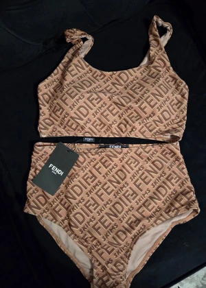 bikinitrosa från Fendi x Skims  - bikinitrosa från Fendi x Skims i beige med all-over logomönster, 