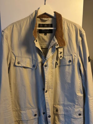 Beige Barbour International parkajacka XL - Barbour jacka i storlek Xl. Knappt Andvänd då. Köpt för ca 3000kr 