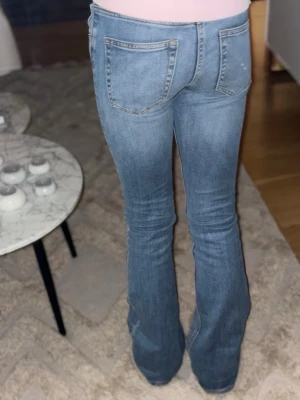 Blå bootcut low waisted jeans  - Snygga blå jeans som ör både bootcut och low waisted, dom sitter superskönt och älskar materialet💕 dom sitter som xs också❤️