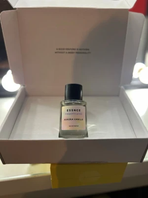 Aurora Vanille Eau de Parfum - Aurora Vanille från ESSNCE är en vegansk parfym med toppnoter av havsbris och kryddiga noter, hjärtnoter av vanilla absolute och kashmir samt basnoter av tonkaböna, mysk och sandelträ. Svenskt företag och 15-20% parfymolja. Säljer pga va inte min typ av parfym