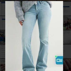 low waist bootcut stich jeans ljusblå, nelly - Säljer dessa så snygga jeans från nelly, är i storlek 36, ”vanlig längd”. Är långa på mig vilket har gjort att byxorna släpats i marken och slitits, se bild 3 o 4 (därför priset) men utöver dessa slitningar som man egentligen inte tänker på så är jeansen i bra skick. Vill du ha ännu tydligare bilder på slitningarna får du gärna skriva till mig💗 Nypris 699kr