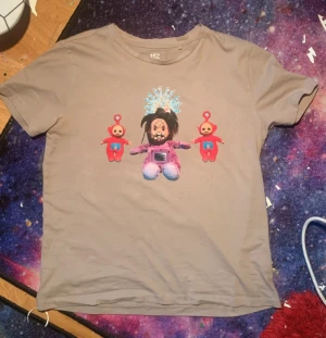 Beige t-shirt med unikt Teletubbies-tryck - Beige t-shirt med unikt tryck jag skapat utifrån konstverk jag gjort!:) Perfekt för dig som gillar coola unika motiv🥳