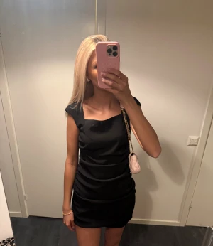 Svart klänning  - Fin klänning från H&M 