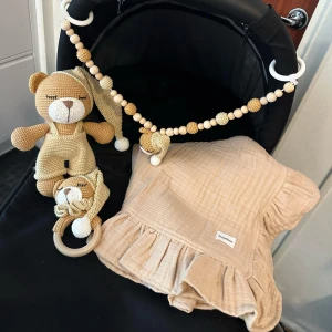 Nalle – Amigurumi set - – Virkad med bomullsgarn – 52 cm barnvagnsmobil – Längs varierar beroende på gosedjur, ca 25-35cm – Produkterna är gjord med certifierade material