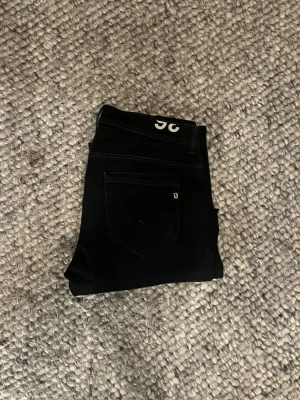 Dondup George - Ett par snygga svarta dondup George jeans i grymt skick, storlek 36, skriv vid fler frågor eller funderingar!