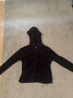 Zip hoodie - En svart zip hoodie från Gina knappt använd