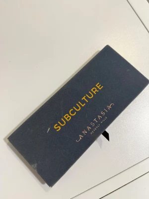 Subculture ögonskuggspalett från Anastasia Beverly Hills - Subculture ögonskuggspalett från Anastasia Beverly Hills med 14 nyanser i både matta & skimrande färger. Aldrig använd endast testad. Köpt på kicks för runt 560kr. Pris kan diskuteras vid snabb affär.