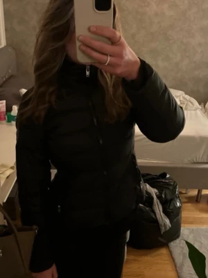 Svart pufferjacka från rock and blue  - Svart pufferjacka från Rock and blue jackan är köpt för några år sedan och använd mycket. Den har en tillhörande päls som jag tagit bort för att få en annan modell på jacka och som jag nu inte hittar. Jackan är figursydd och fin passform. Den har några skavanker men det är inget man ser om man inte tittar JÄTTE noga på jackan. Nypris är ca 2000/2500 men säljer den för 150 pga användning, ålder och skavanker. Den är i storlek 40 men passar en xs/s Jag är 173 och den passar bra i längden