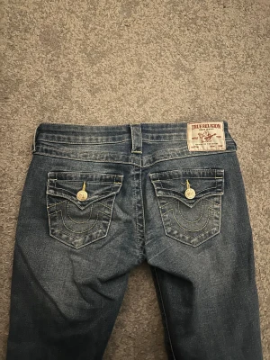 True religion jeans - Storlek W25, som nya! ljust limegröna sömmar. Köpta för 1400kr