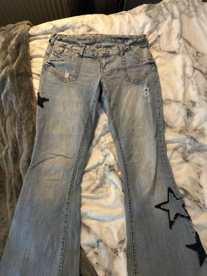 Unika bootcut jeans med Lågmidja - Super snygga och unika bootcut jeans!!  De har en låg midja och väldigt snygga detaljer på både baksidan och på jeansen💕 Av mig aldrig använda då de var för korta, därav säljer vidare 🥰 Passar mig som har normalt strl 36/ 26